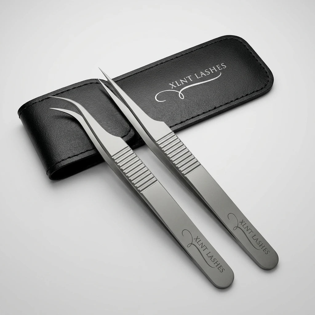ALLURING Pincett Kit Singel – rak och strong curved pincett i mattsilver med svart läderfodral, ovanifrån.