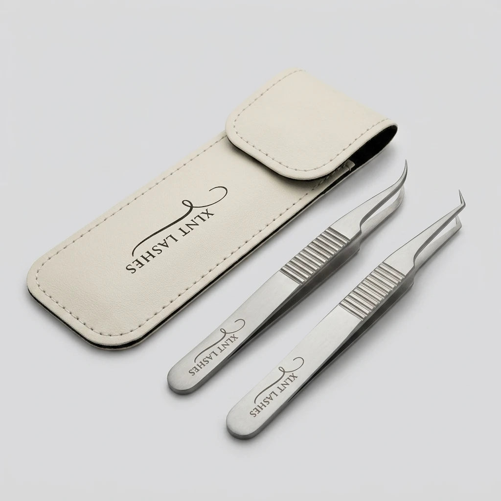 ALLURING Pincett Kit Volym – 45° mini och strong curved franspincetter i stål med beige läderetui.