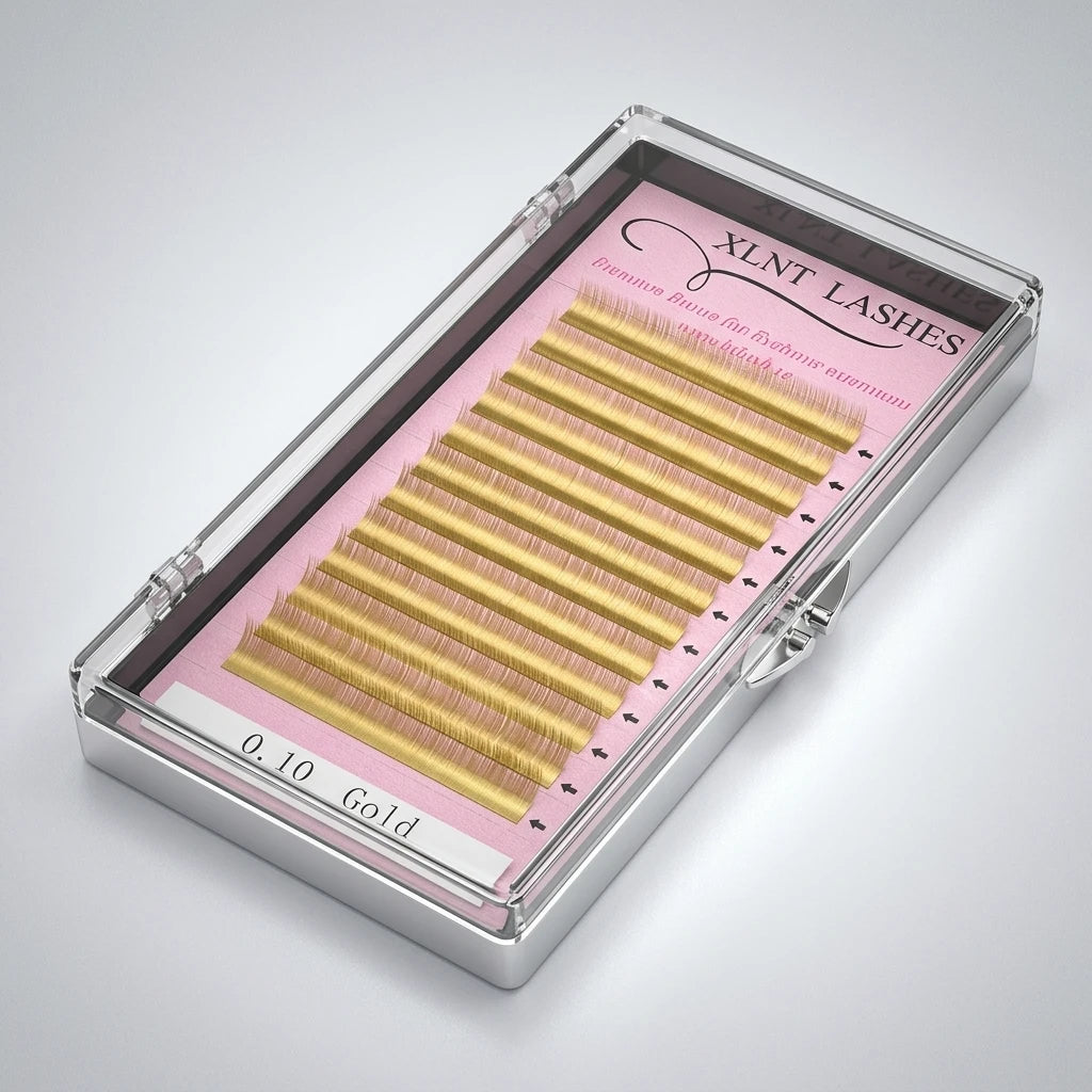 Isometrisk vy av ask med Premium Eyebrow MIX Guld 5–8 mm – rader av guldgula brynhår mot grå bakgrund.