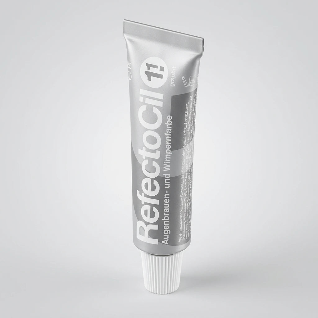 RefectoCil Graphite No 1.1 fransfärg i silvrig tub stående på vitt lock, isometrisk vy mot ljusgrå bakgrund.