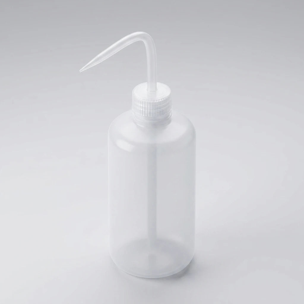 Semitransparent rengöringsflaska 250 ml med böjt flexibelt pip i mjuk LDPE-plast, isometrisk vy.