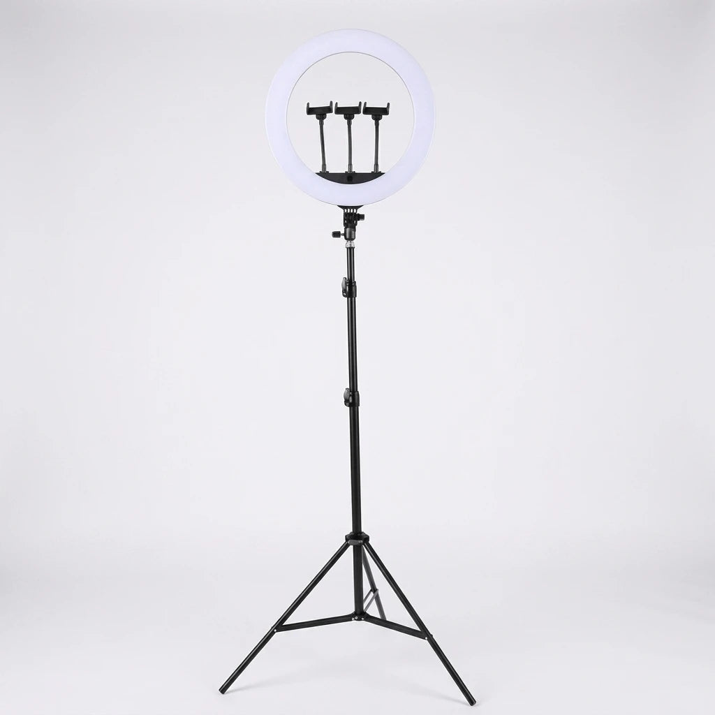 Professionell LED-ringlampa 55W på justerbart golvstativ med tre mobilhållare, visad mot vit bakgrund.