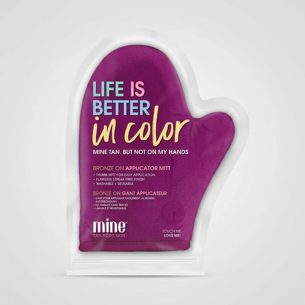 MineTan Self-Tan Applikator i magenta velour, förpackad i genomskinlig påse mot ljusgrå bakgrund.
