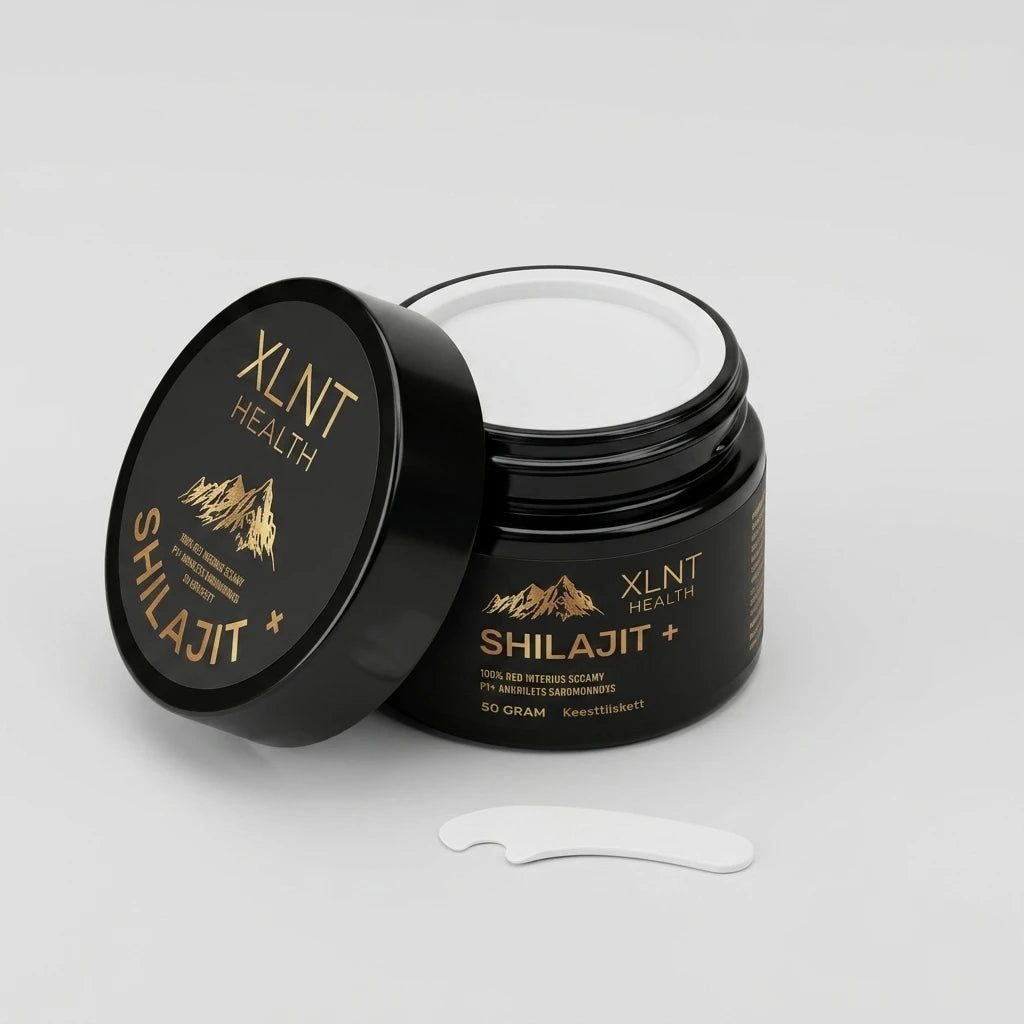 Svart burk med Shilajit+ Resin 50g, gulddetaljer och vit doseringssked mot ljusgrå bakgrund – isometrisk vy