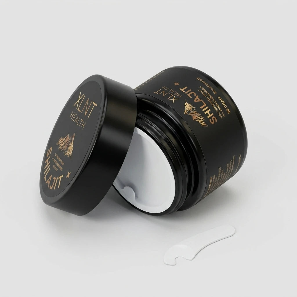 Öppnad svart burk med Shilajit+ Resin 50g, guldskrift, vitt skyddslock och medföljande spatel på ljusgrå bakgrund