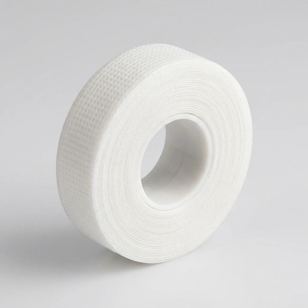 Rulle med texturerad Silikontejp Vit 1,25cm på en vit plastkärna mot en ljusgrå bakgrund.