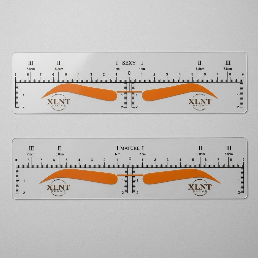 Självhäftande ögonbrynslinjal i genomskinlig plast med orange brynmall mot grå bakgrund, 10-pack från XLNT BROWS.