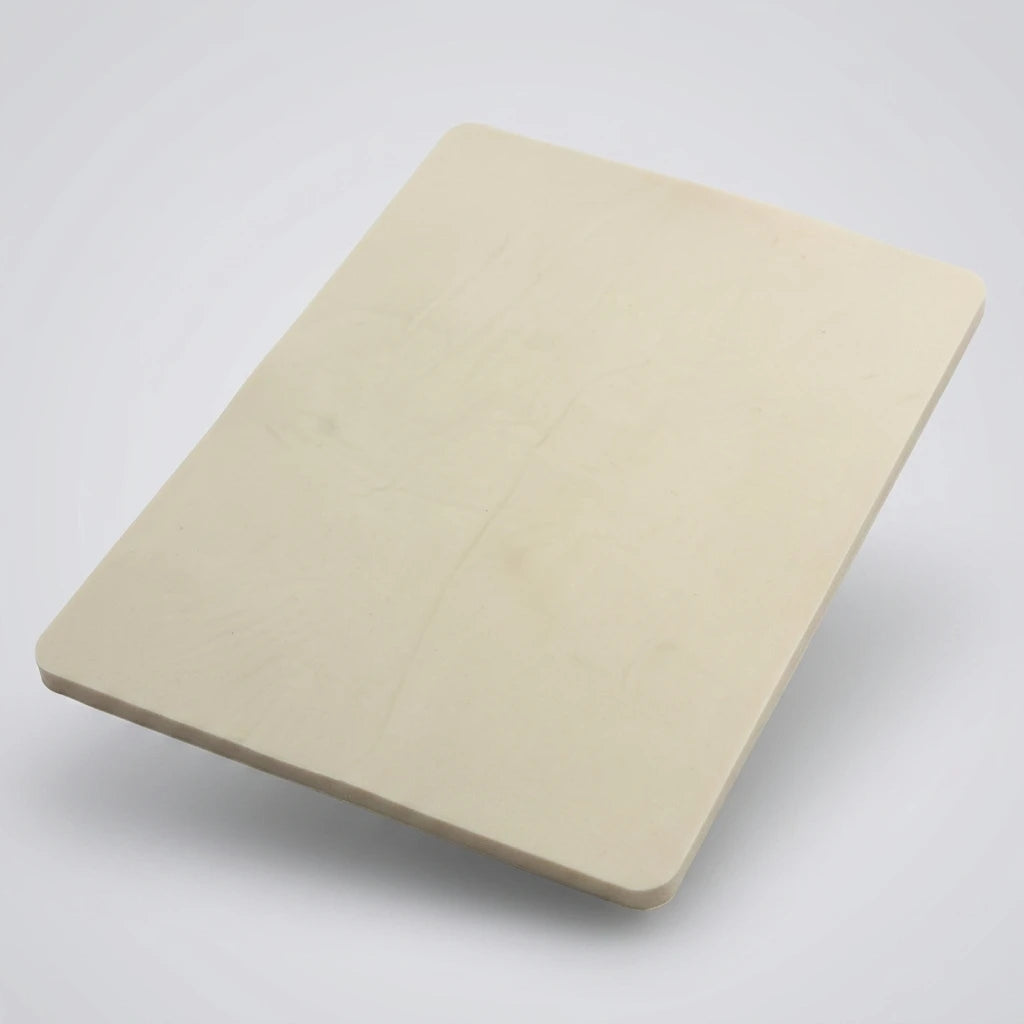 Rektangulär beige syntethud i neutral ton för PMU- och microbladingträning, sedd snett uppifrån.