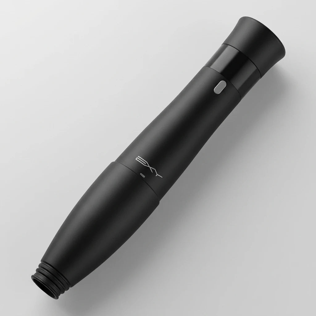 EXY tatueringsmaskin i matt svart metall, isometrisk vy som visar pennformat och greppdesign