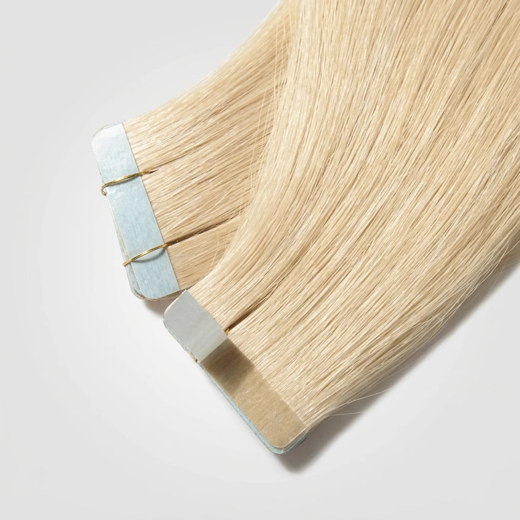 Hair Plus tejplöshår rakt 55 cm i ljusblont, tunna tejpfästen visade mot vit bakgrund