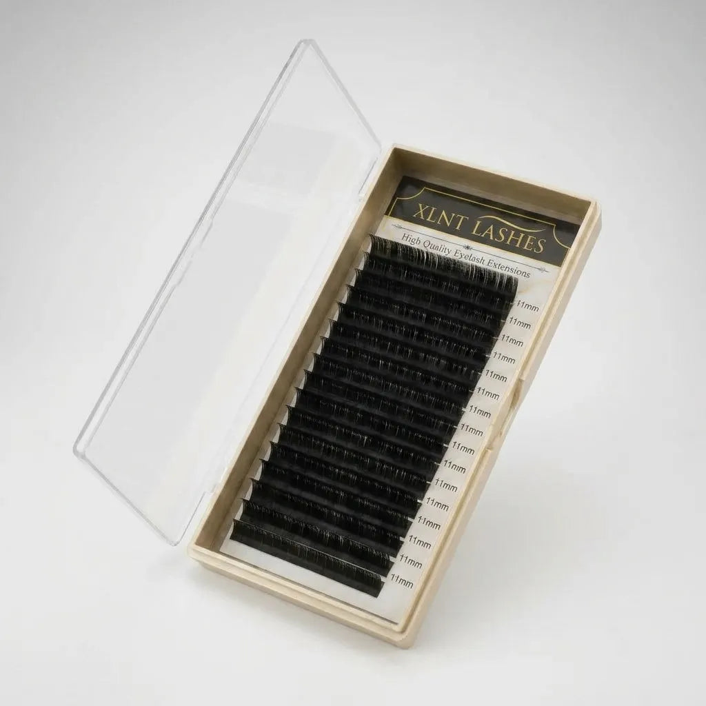 Box med 16 svarta volymfransar från XLNT Lashes