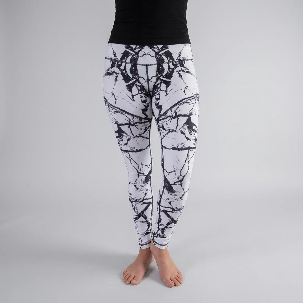 White Marbel Basic Tights i vitt och svart marmormönster, helkroppsbild av modell mot ljusgrå bakgrund.