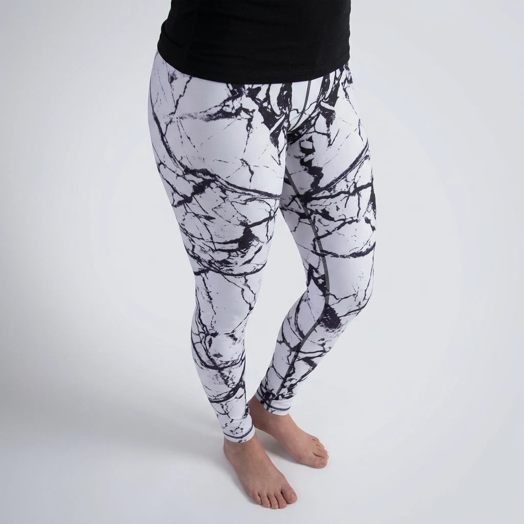 Närbild på marmormönster i svart och vitt, normalhög midja med snörning – White Marbel Basic Tights.