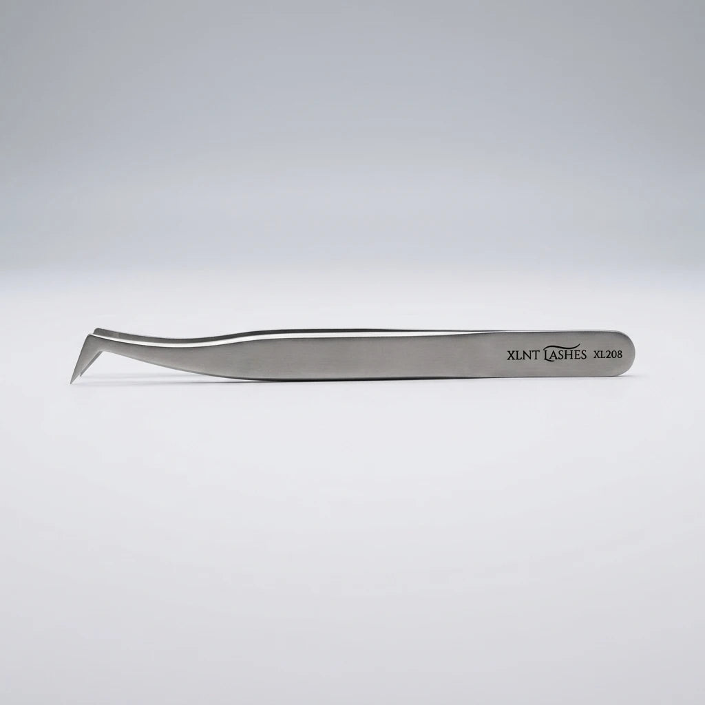 XL-207 L-Shape Pincett i silverfärgat rostfritt stål med precisionstopp för fransförlängning, sidovy.