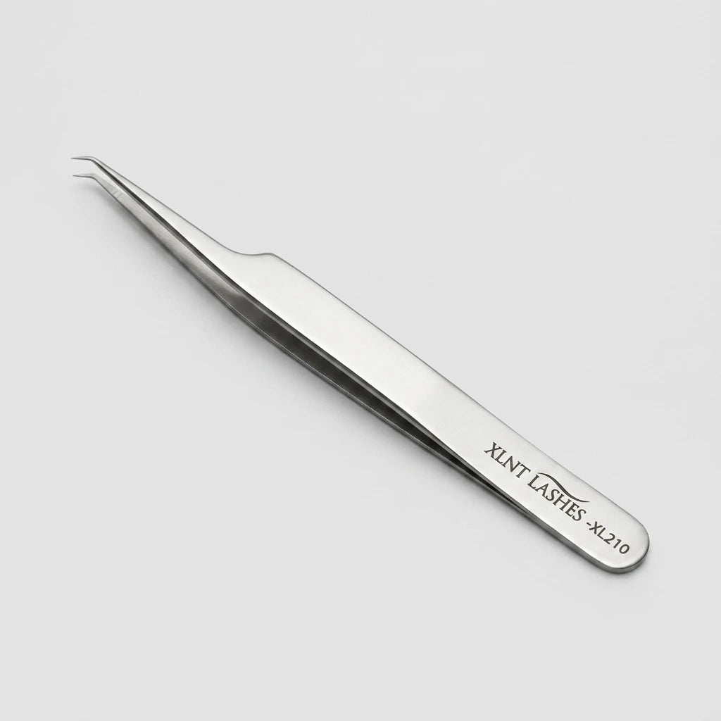 XL-210 Mini Volume böjd franspincett i silverfärgat stål med kort näbb, sedd uppifrån vänster.