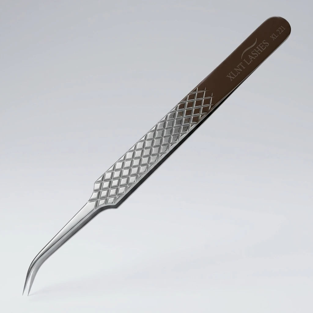 XL-231 Böjd pincett i rostfritt stål med räfflat diamantgrepp och brunt handtag mot ljusgrå bakgrund.