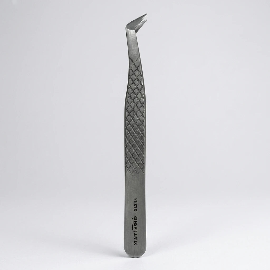 XL-245 L-Shape pincett i silverfärgat stål, 11,5 cm lång med mönstrat grepp och 1 cm L-formad spets.