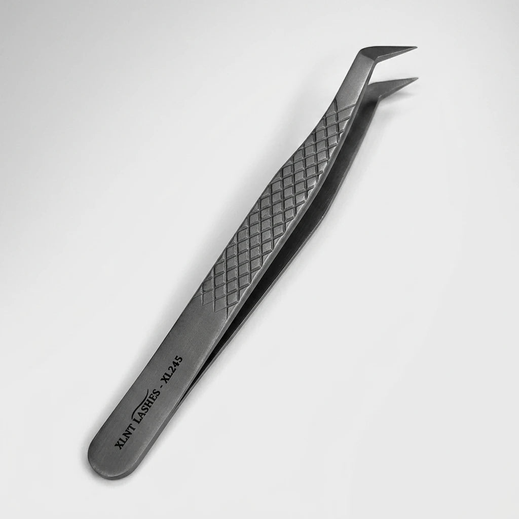 XL-245 L-Shape pincett i matt stål med vinklad L-formad näbb och rutmönstrat grepp, snedvinklad vy.