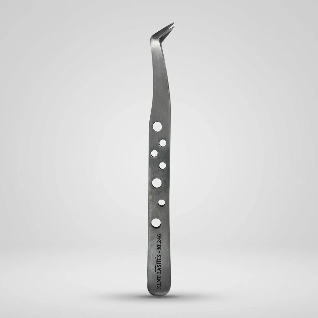 XL-246 L-Shape pincett i matt rostfritt stål med 1 cm smal näbb och 11 cm längd, stående mot ljusgrå bakgrund.