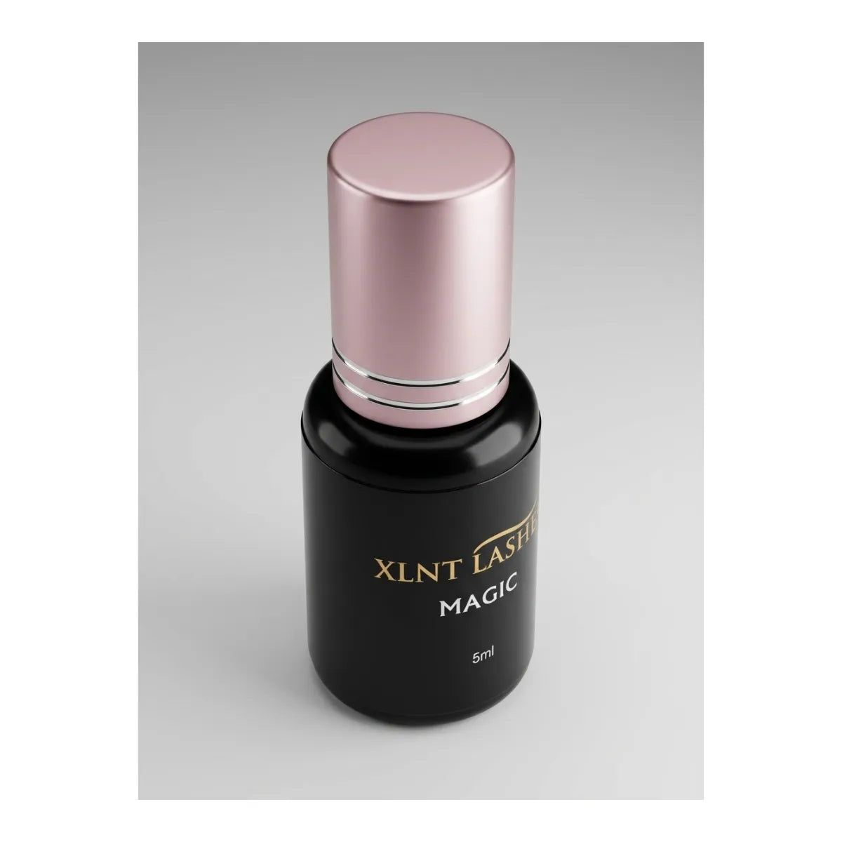XLNT Lashes Magic Glue 5ml fransförlängningslim, vinkel uppifrån höger
