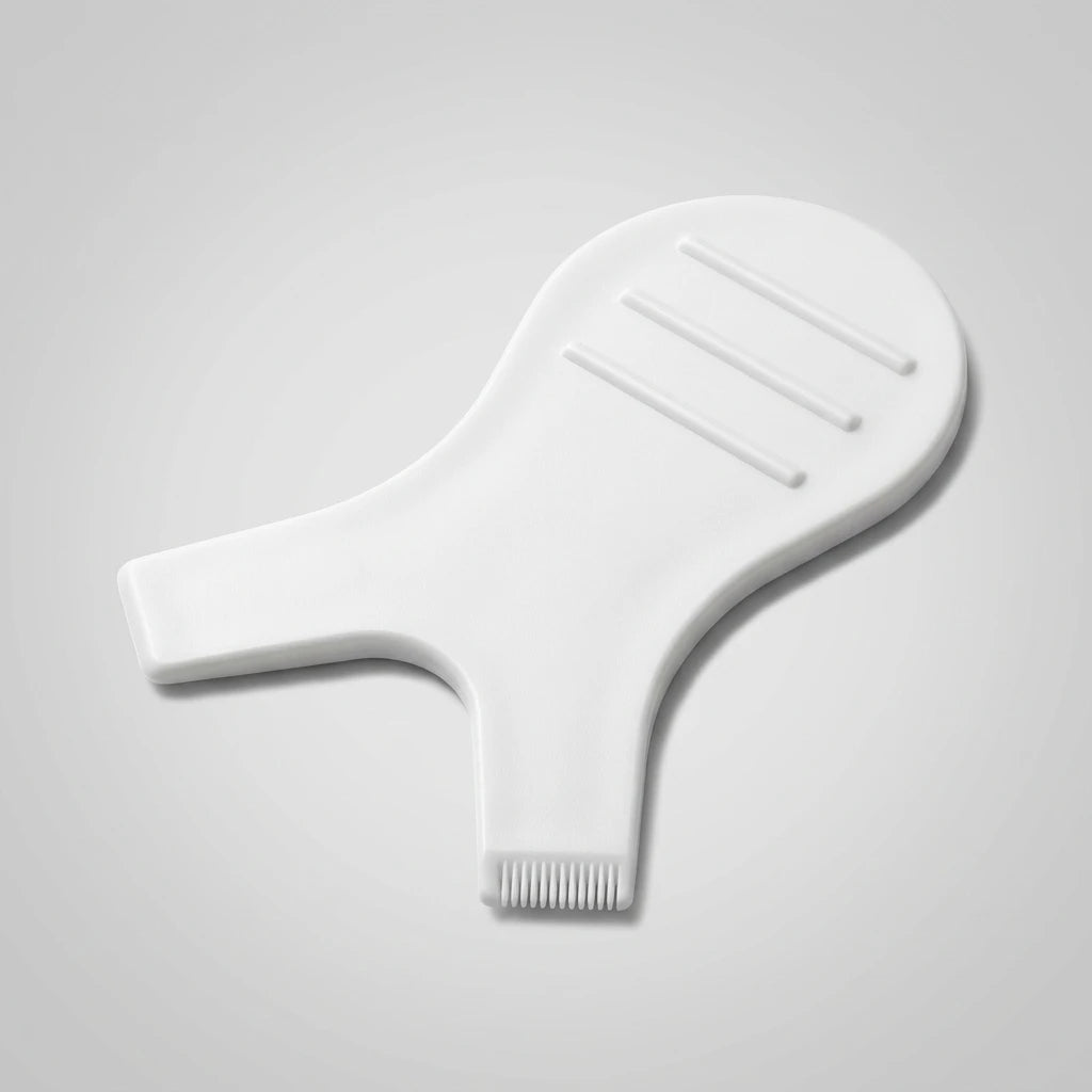 Vit, Y-formad lash lift-applikator i plast från Y-Brush 5pack med kam och slät sida mot ljusgrå bakgrund.