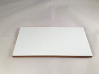 Vit högblank fransplatta i kakel 7,5x15 cm för limklick vid fransförlängning, från Bellestore.