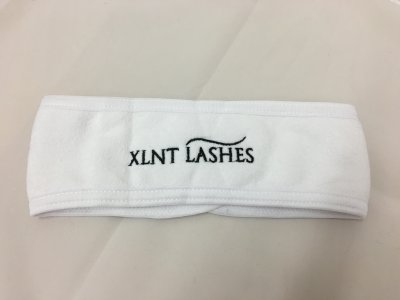 Vitt hårband XLNT Lashes i microfiber med kardborrestängning för fransförlängning och PMU-behandling
