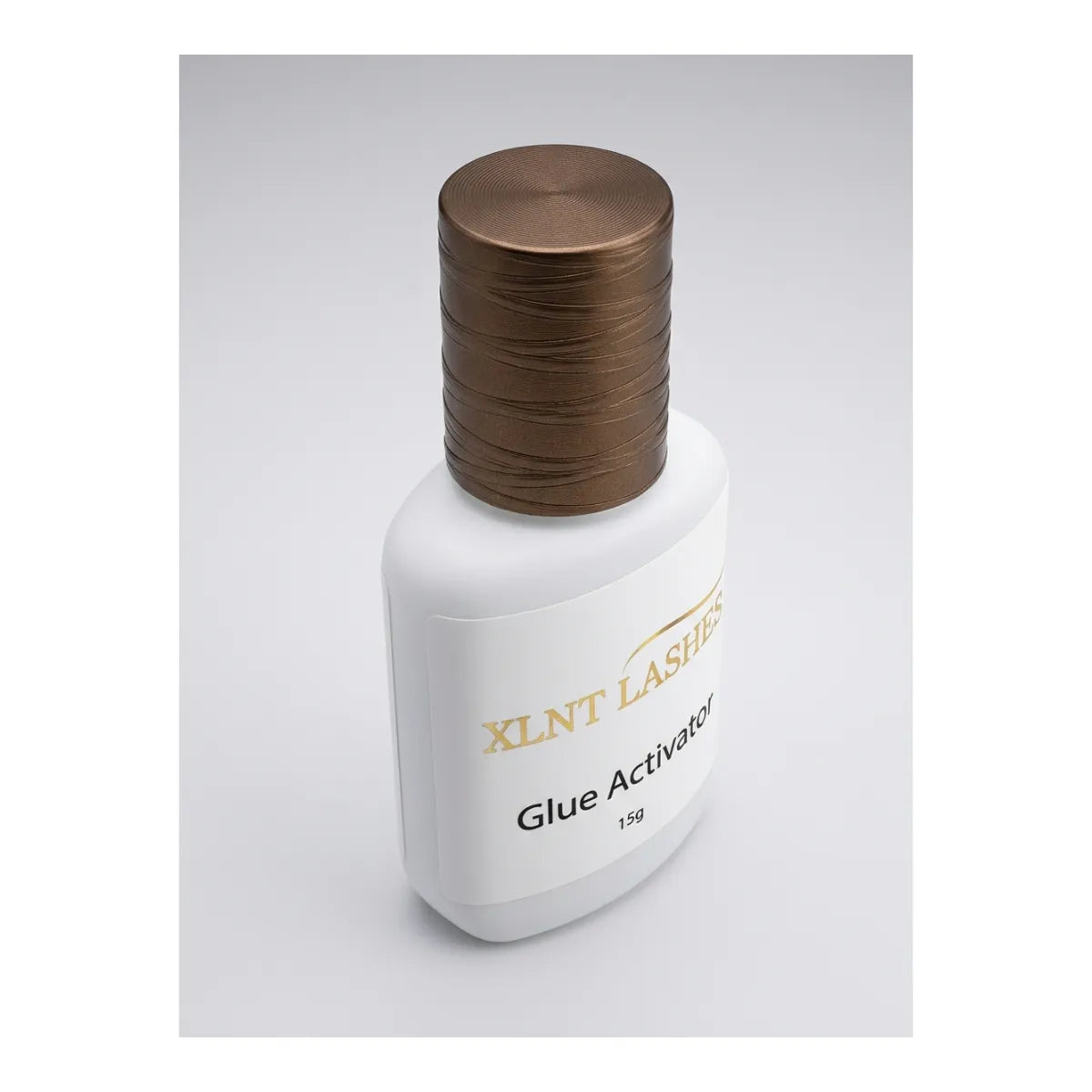 Närbild på Glue Activator 15ml flaska med penselapplikator för lösfransar