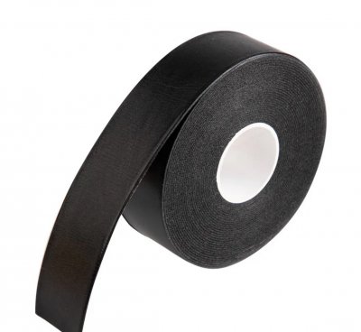 Svart foamtejp 2,5 cm bred för isolering av underfransar vid fransförlängning från Bellestore.