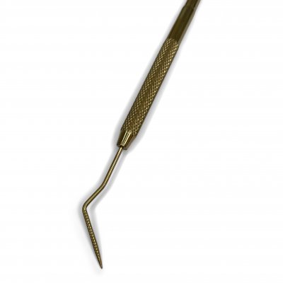Guldfärgad isolator med kam från ALLURING för separering av fransar vid Lash Lift-behandling.