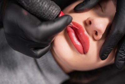 Grundutbildning PMU läppar – kosmetisk tatuering med maskin, teknikerna blush och full lips