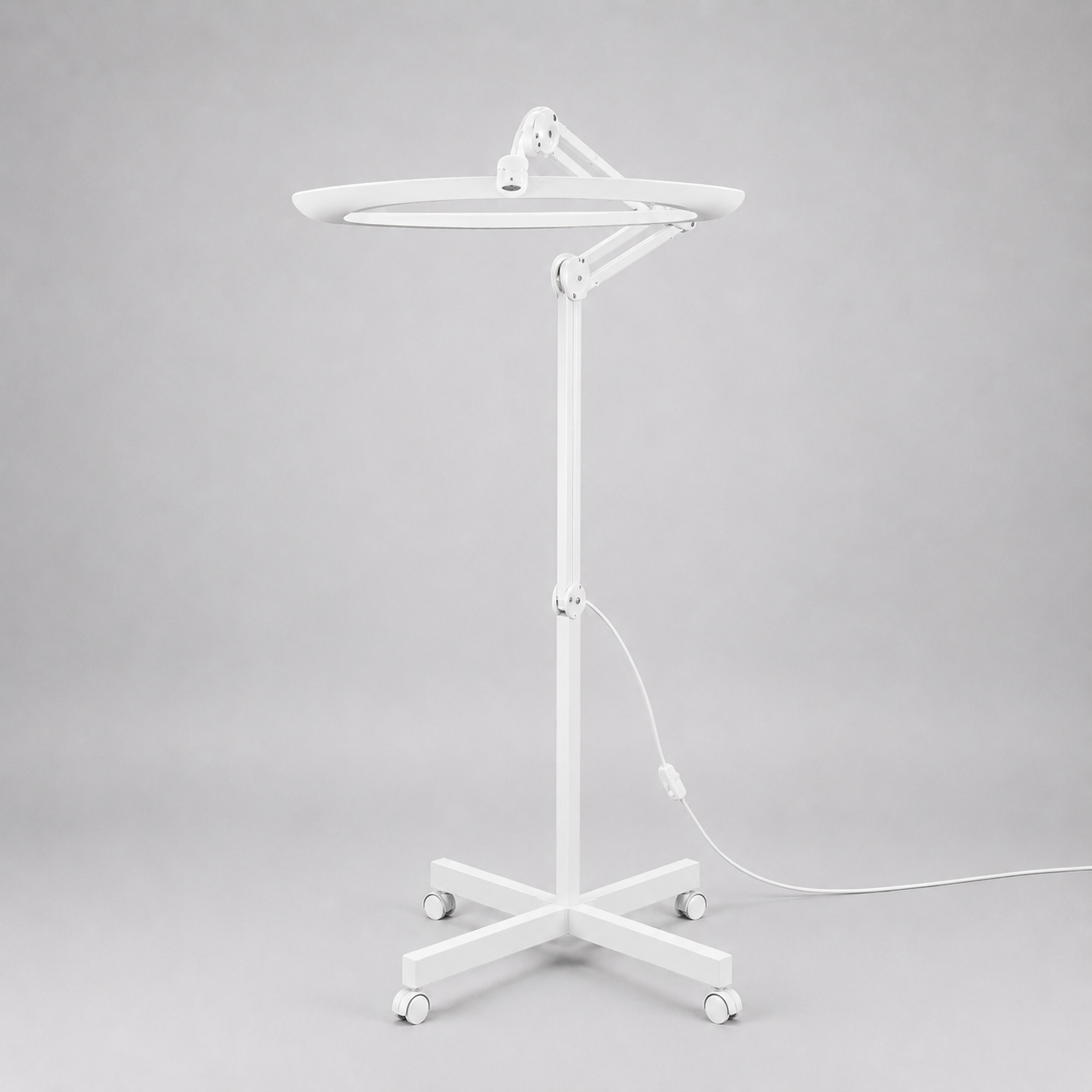 Perfect Light-lampa monterad på vitt golvstativ med hjul i salongsmiljö