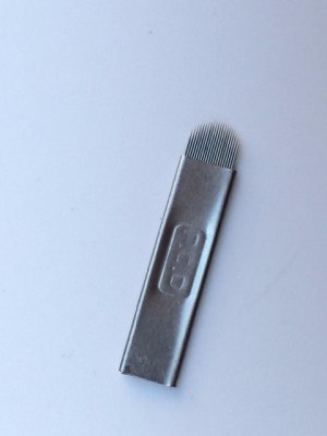 Microblading #21 U-format hårt blad 0,2 mm, sterilt engångsblad i 20-pack från Bellestore för manuell teknik.